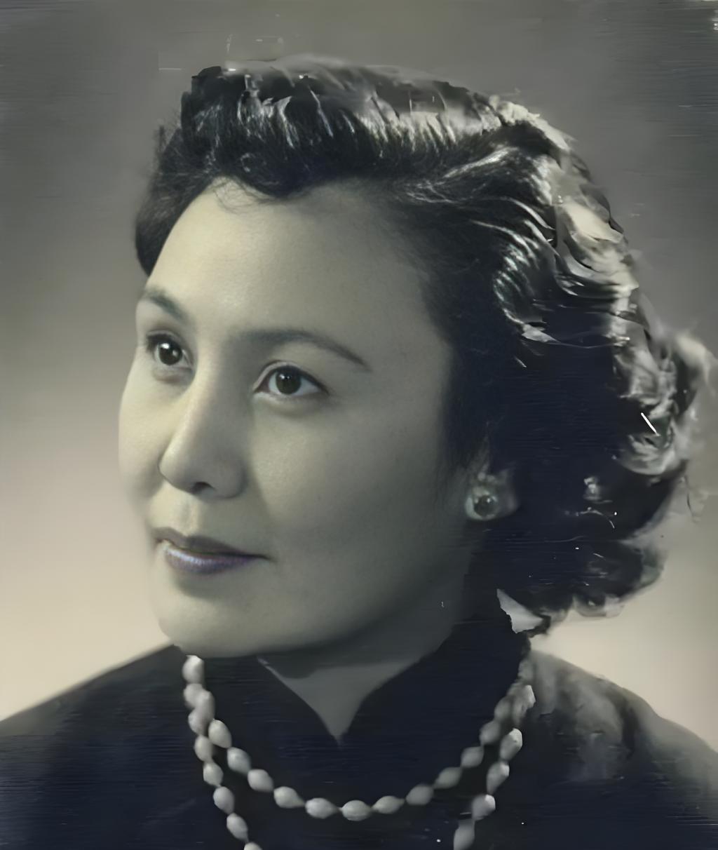 她是著名的电影表演艺术家。
1936年，主演个人第一部电影《十字街头》。1947