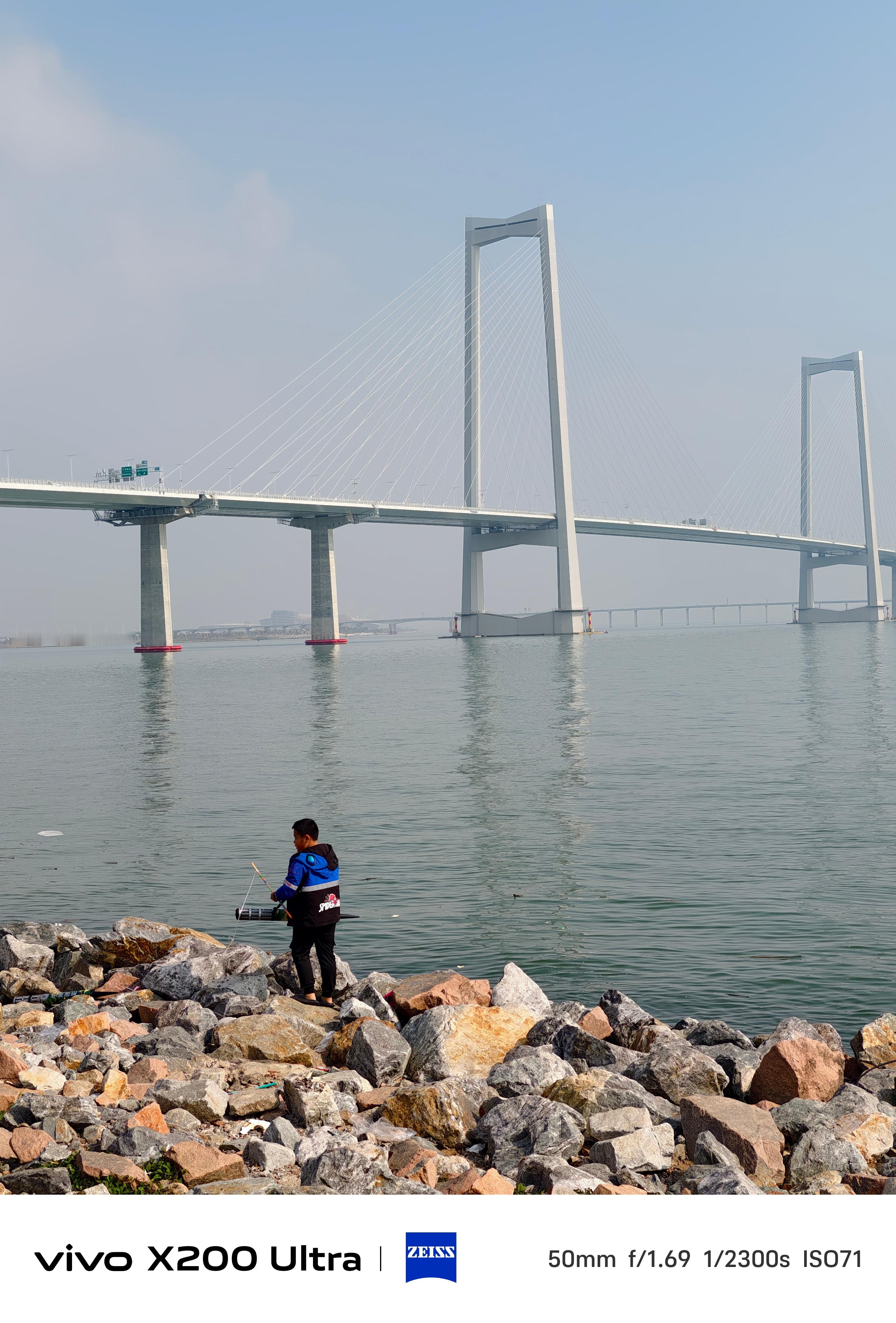 广东中山市，日出营地昨晚很多通宵露营看日出还有放烟花的钓鱼的这个场景，很难想象这