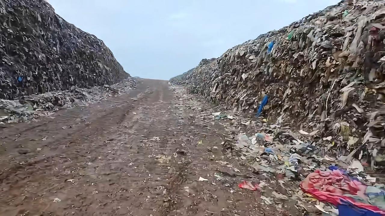 墨西哥网红Mexican Andy日前爬上了印度首都新德里附近的加济布尔垃圾山（