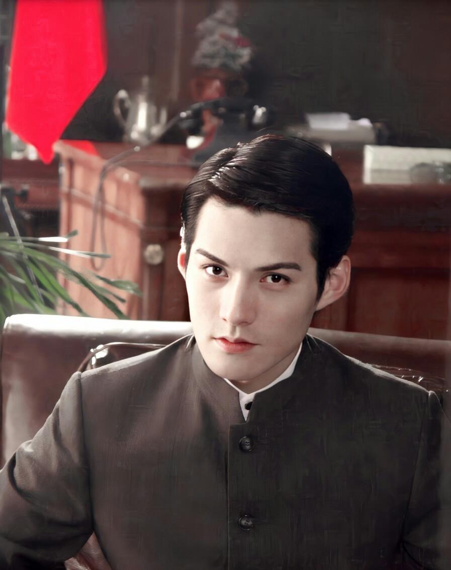 2000年，21岁的严屹宽被上海一个富婆看上，富婆提出用1个亿包养他，日后不用努