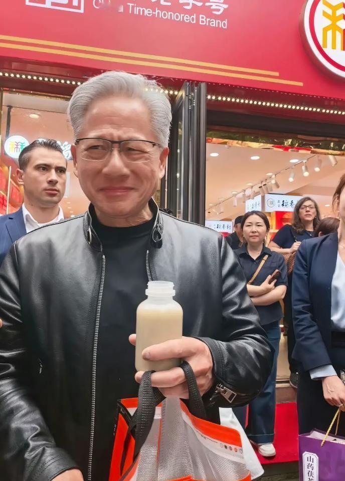 5月15日中午，英伟达CEO黄仁勋现身北京南锣鼓巷，沉浸式感受老北京烟火气。一段