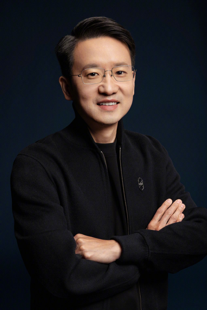 华为旗舰标准智界V9不计成本投入 从访谈内容看， 提到的“不计成本”的体现在制造