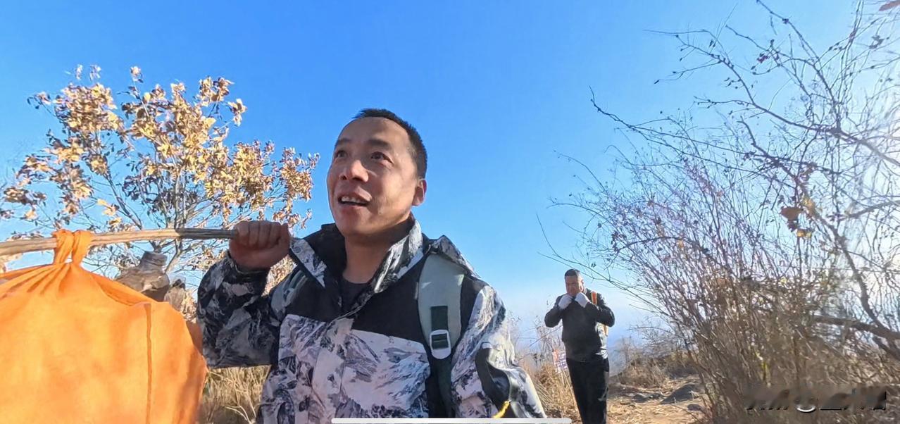 不止带走自己产生的垃圾，最近还开始捡山上的垃圾。
说来也是，这两年喜欢徒步的越来