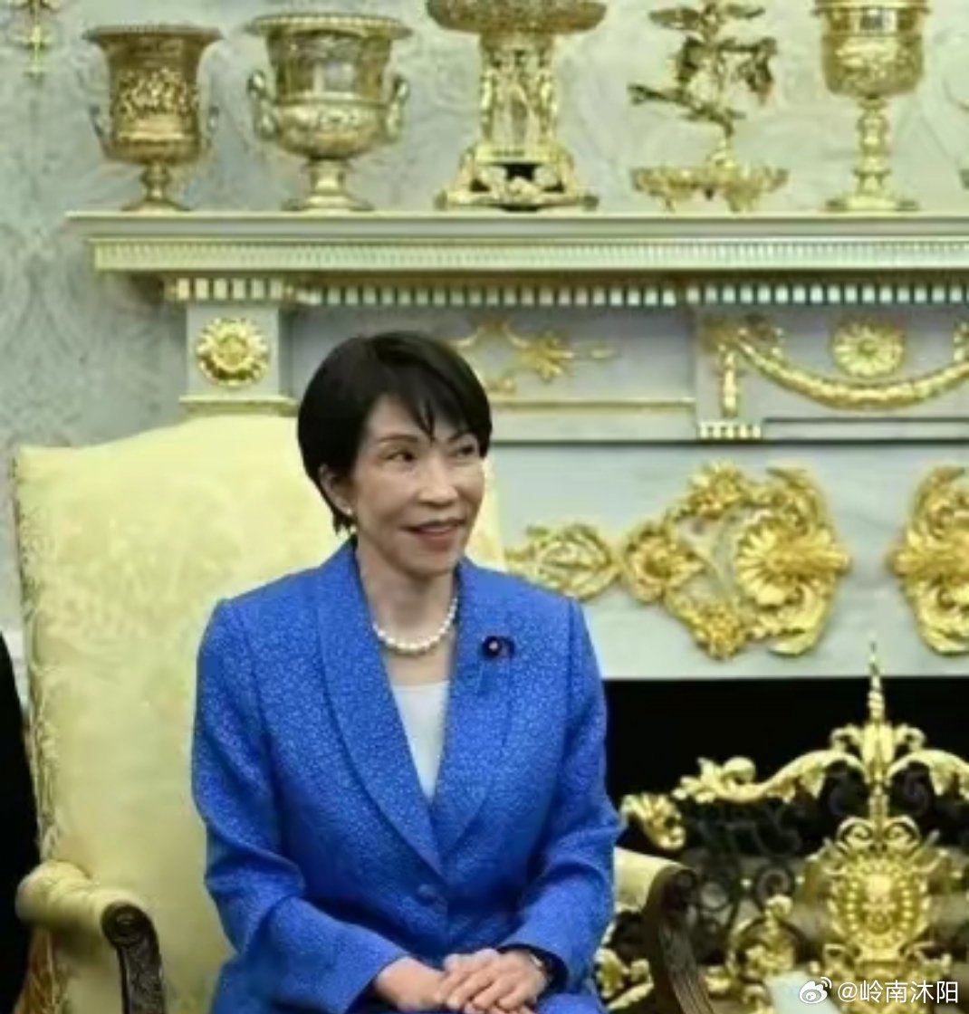 高市早苗向来精明狡黠，为达目的极尽逢迎。她对美国摆出极尽谦卑的姿态，一面是想从特