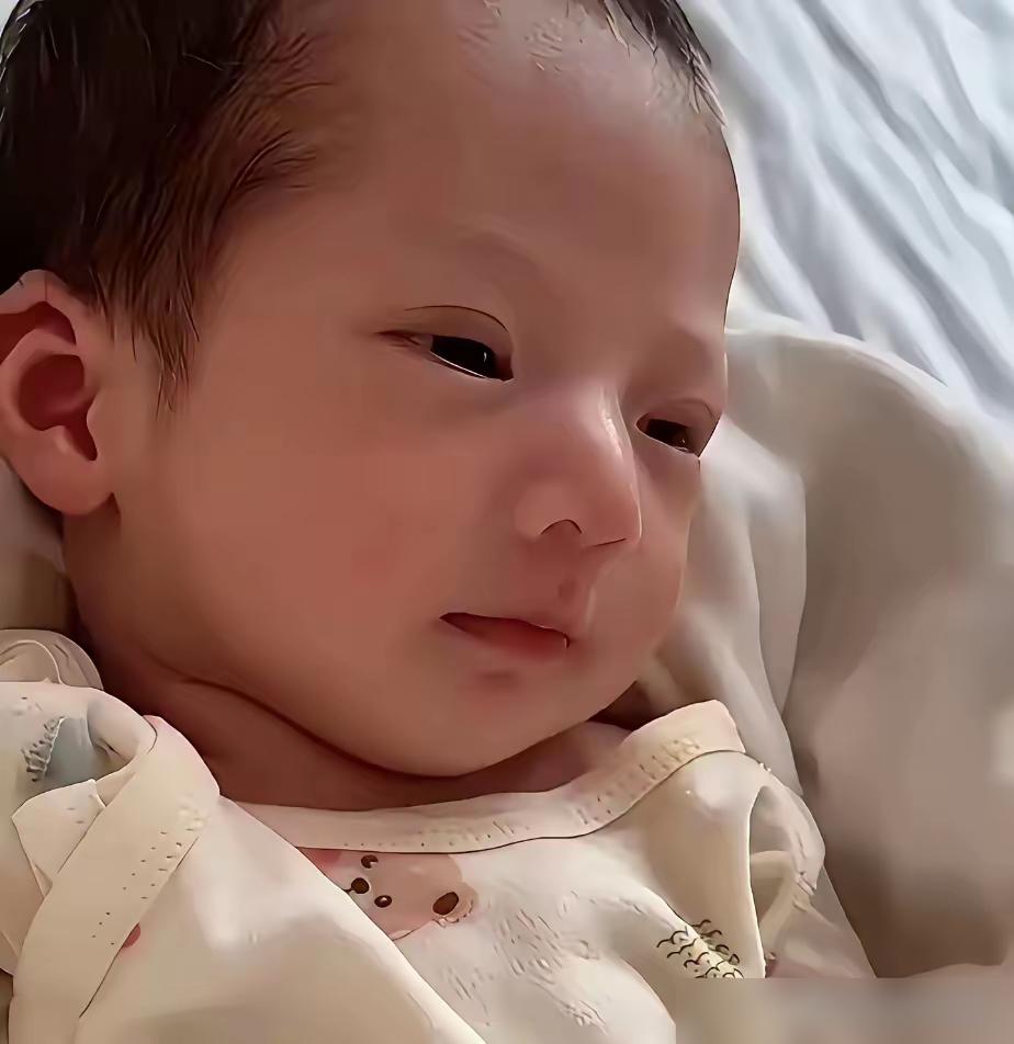 马筱梅那个夏令营的事，真是越描越黑。
 
直播里脱口而出，说孩子一天2000的夏