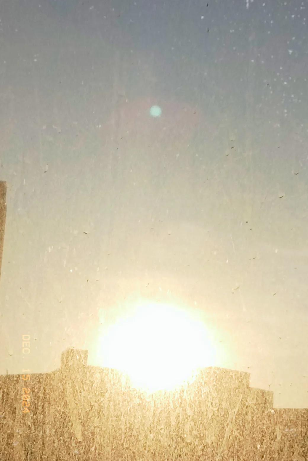 清晨的第一娄阳光透过窗帘远远望去像个大圆盘，太阳公公笑的多开心，打开窗户一阵寒风
