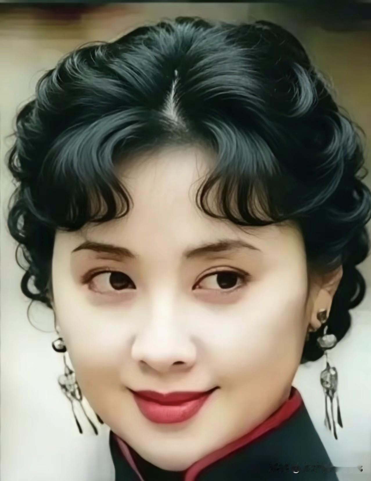 一个是女演员里最漂亮的，一个是主持人里颜值的天花板，你觉得她俩谁的气质好？朱琳肤