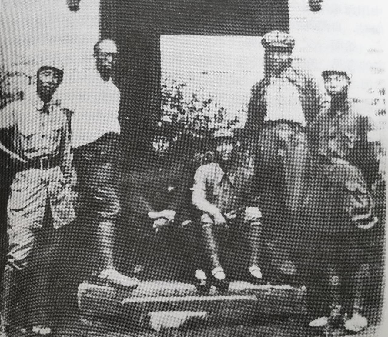 1941年，山东分局和115师主要领导人在滨海地区合影。左一是陈士榘，开国上将。