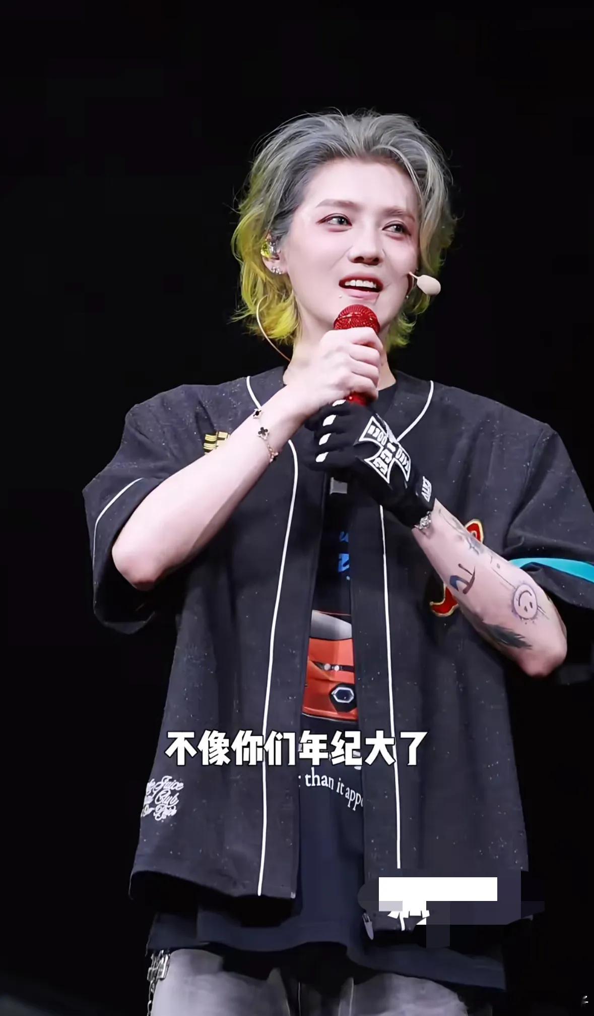 鹿晗“年纪大了”？真的有点心疼鹿晗，在两次巡演中都有意无意的感慨道自己年纪，有种