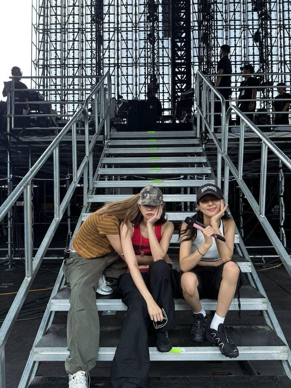 想秀恩爱又怕大家发现她们真的谈了。 