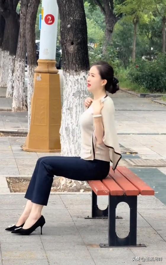 这是谁家的夫人呀？为啥独自坐在公园里？真的是一种相思、两处闲愁。

下午在公园散