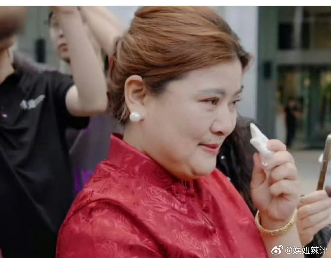 韩安冉妈妈回应又当外婆凡事还是量力而为，反正条件允许自己吃得消即可，有钱就多生几