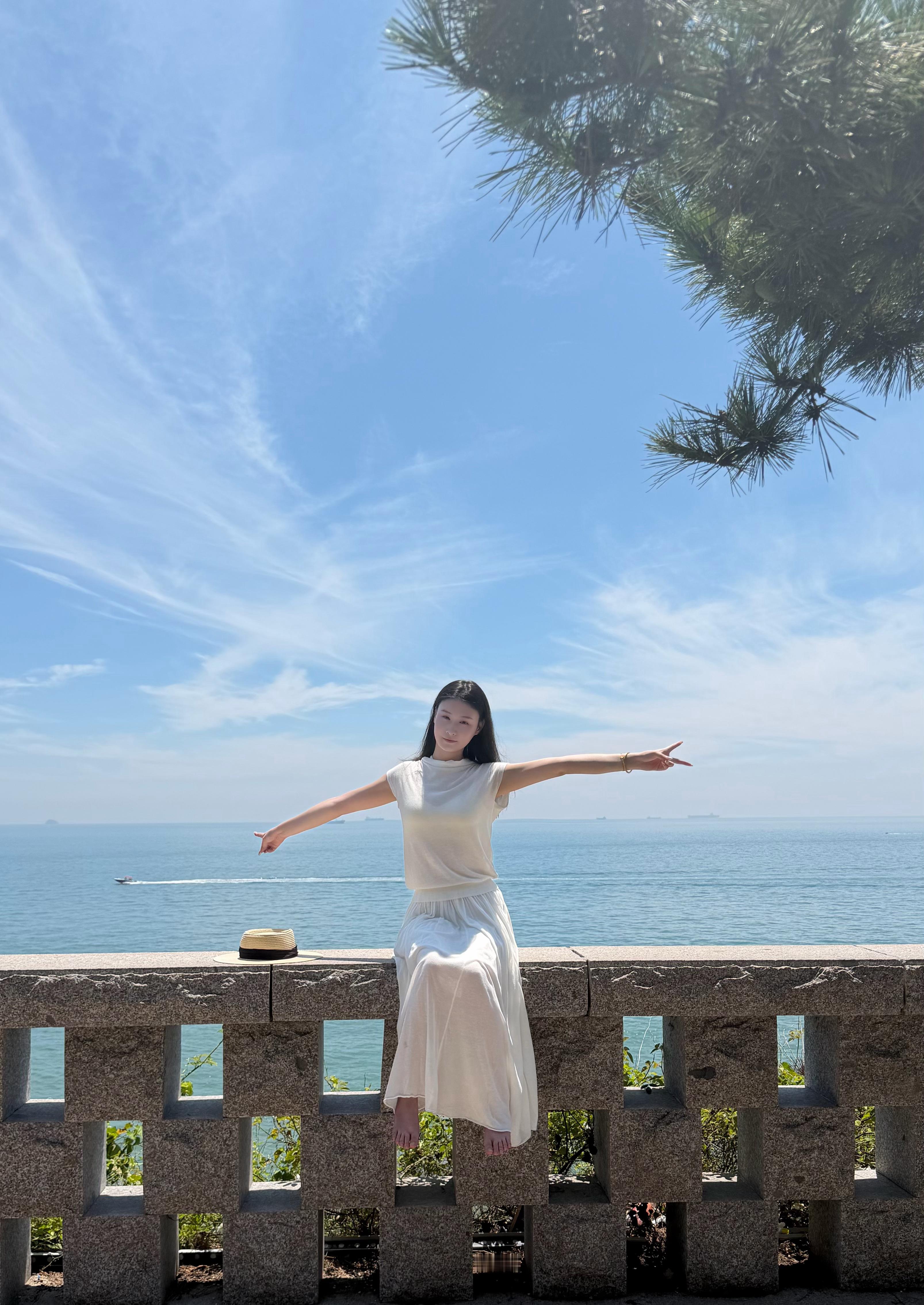 思慕社字母 黄昏六点的光线最是慈悲。它把路人的影子拉得很长，长到可以碰触另一个影