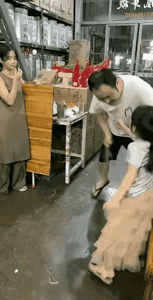 当爹的通常最疼爱小女儿，哪里还舍得打