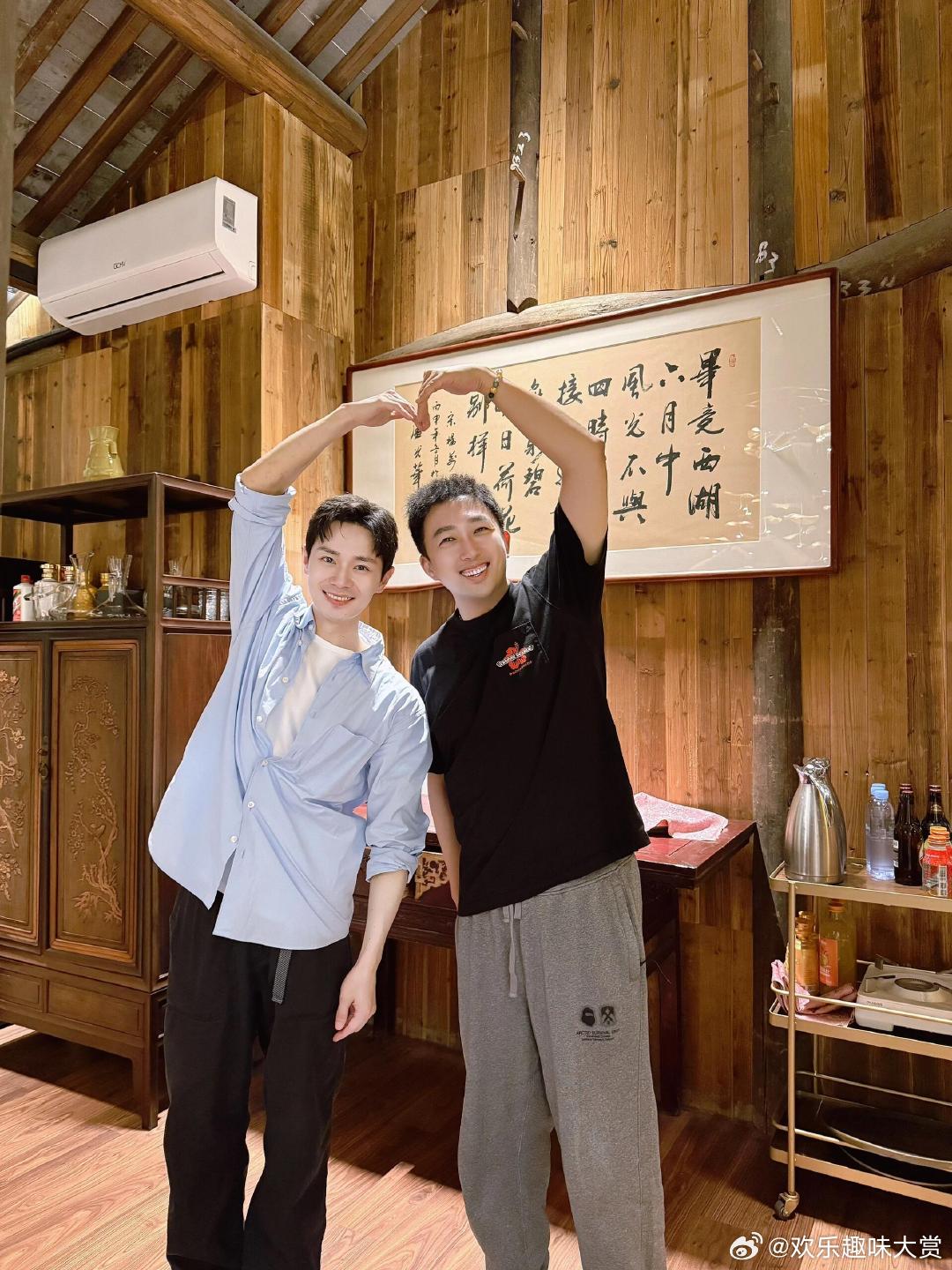 于正晒与曹骏比心合照于正曹骏比心三连拍 于正和曹骏比心的照片太好嗑了！在玉茗茶骨