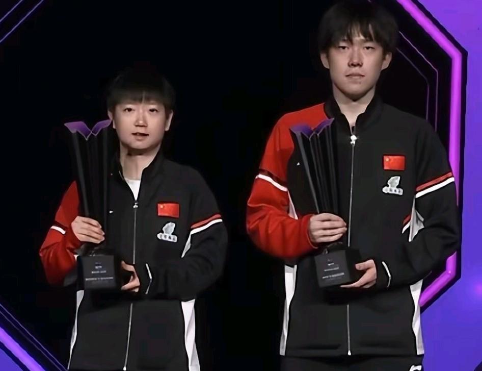王楚钦:
莎莎！又和你顶峰相见，与你在领奖台合影
孙颖莎:
如果这次你还不夺冠，