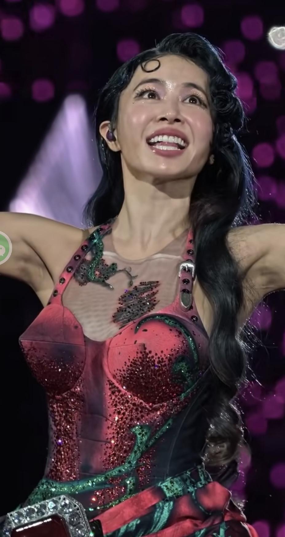 蔡依林突然就老了很多，她应该是健身爱好者，肌肉线条很明显。