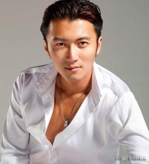 谢霆锋是不是好爸爸？网友吵翻了天。

他确实不像传统父亲：不晒亲子日常、不立宠娃