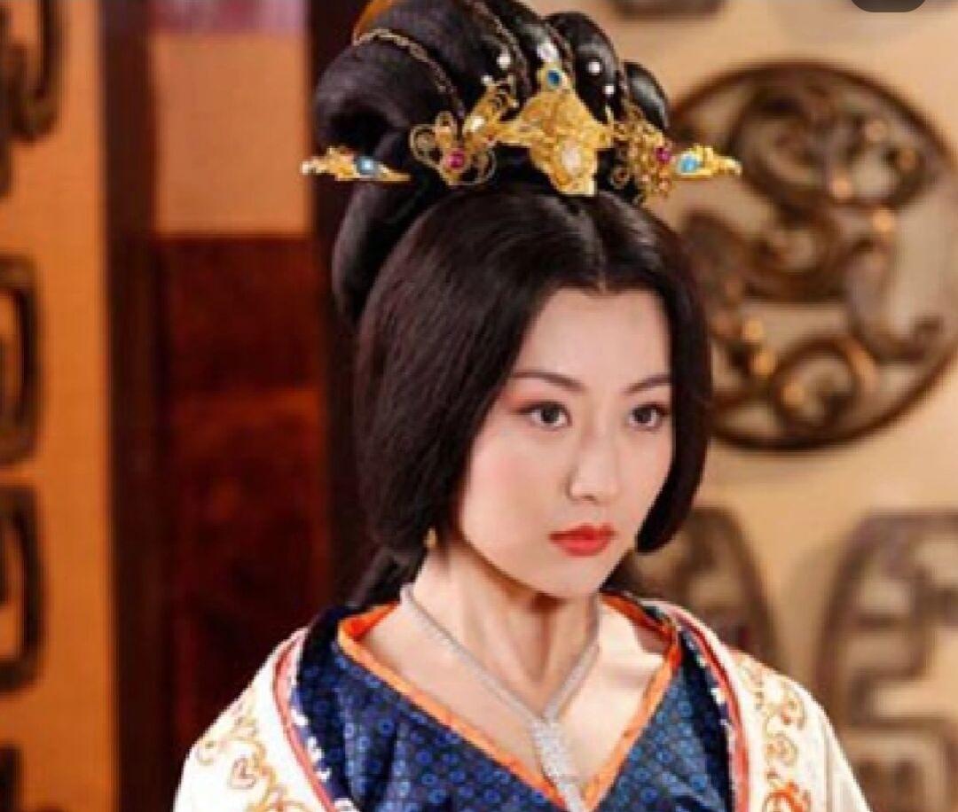 黄巢手下大将朱温占领同州后，手下向他献上一个美女，朱温定睛一看，高兴的跳了起来，