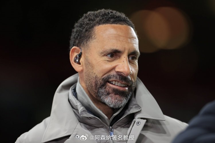 曼联名宿费迪南德谈本赛季英超冠军争夺战，他表示唯一能与利物浦抗衡的是阿森纳，曼城