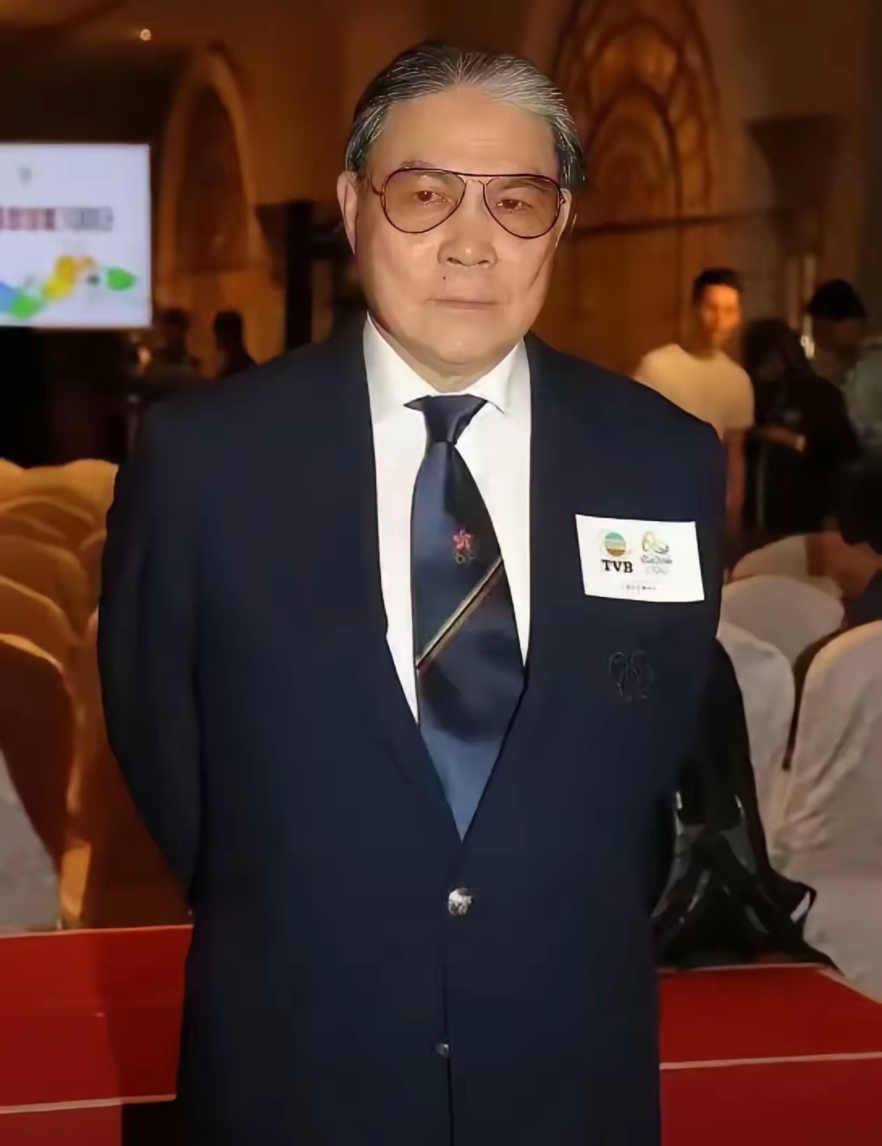 霍老爷子图啥啊，都70多岁高龄了还在奋斗​老爷子带着霍启刚在冰天雪地里连摔带爬，