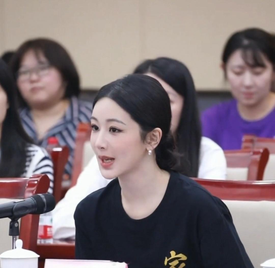 真的被杨紫这次《家业》座谈会发言圈粉了！全程脱稿从容淡定，没有空话套话，每一句都