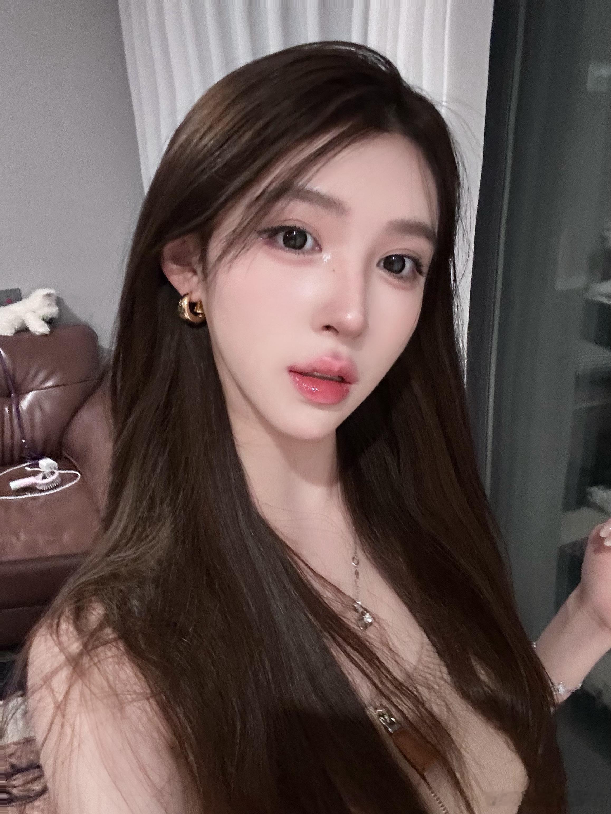 脸瘦了好多。有种精明的感觉 