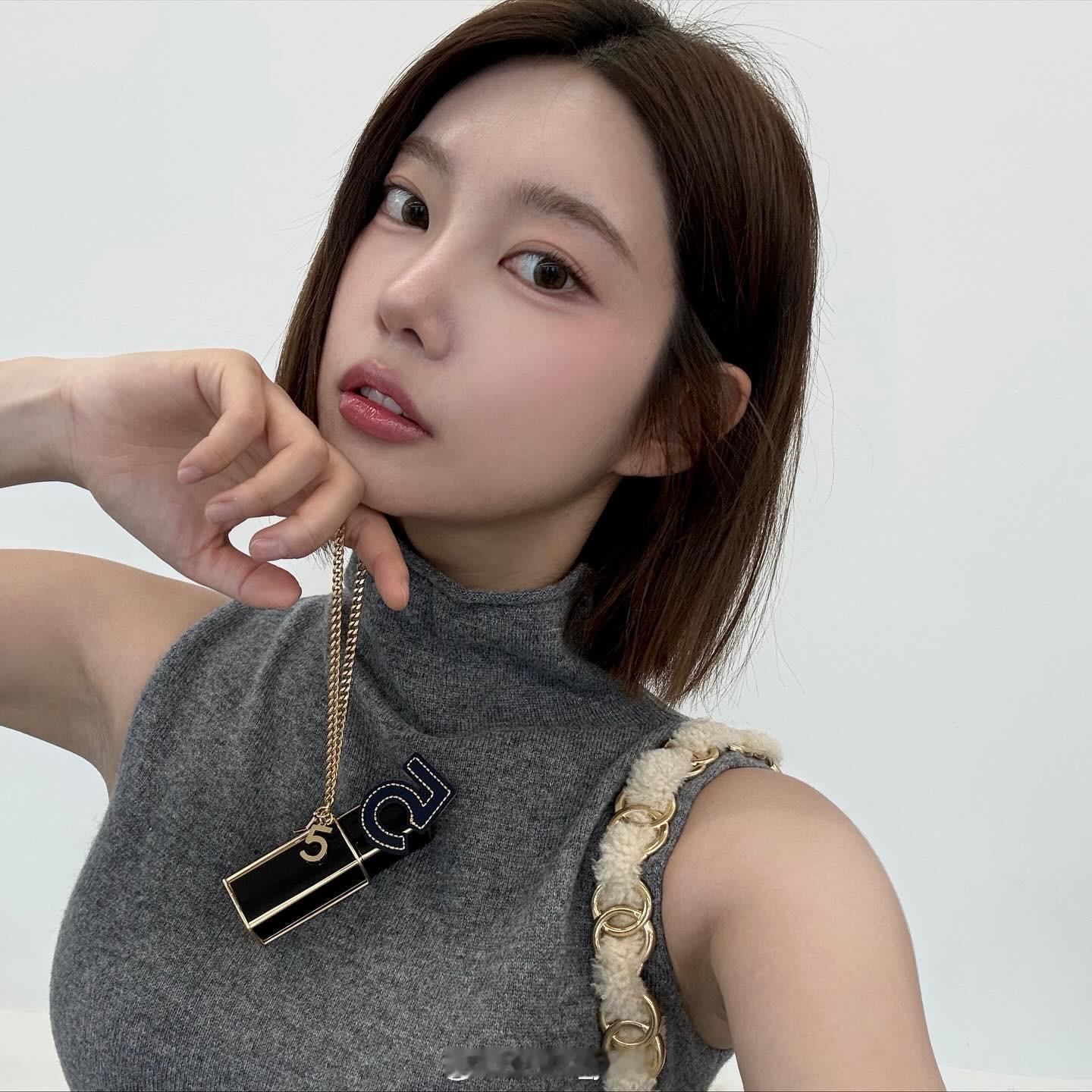 娜言ins更新香奈儿新品 ​​​