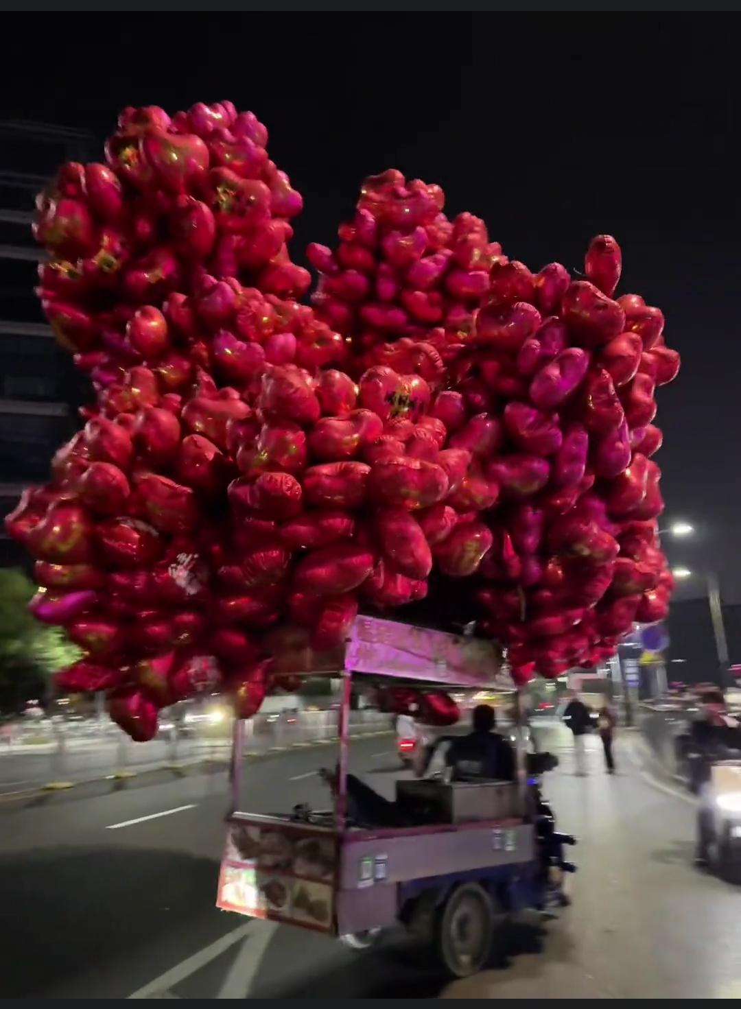 深圳一男子跨年夜用打火机点燃气球，已经被刑事拘留！

2026跨年夜，深圳街头一