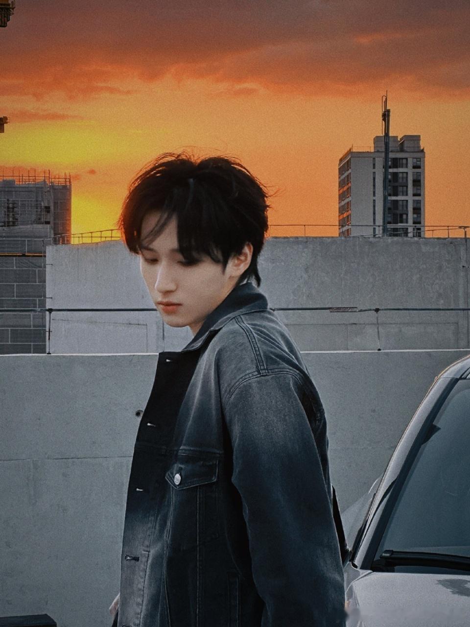 娱乐[超话]严浩翔车牌y0816严浩翔风景很好随拍严浩翔风景很好随拍，帅惨咯 ​