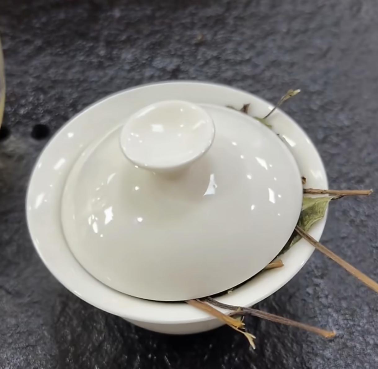 男子称在李亚鹏直播间买茶叶，
买单是因为情怀，
这么好喝完全是额外惊喜，以后你卖