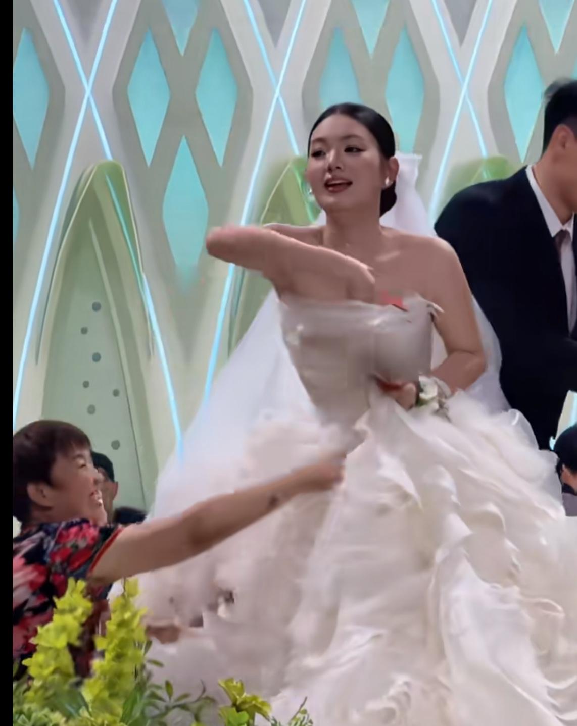 大妈为了抢红包，猛拽新娘的抹胸婚纱裙，这小红包里能有多少钱啊，一张老脸也不要了。