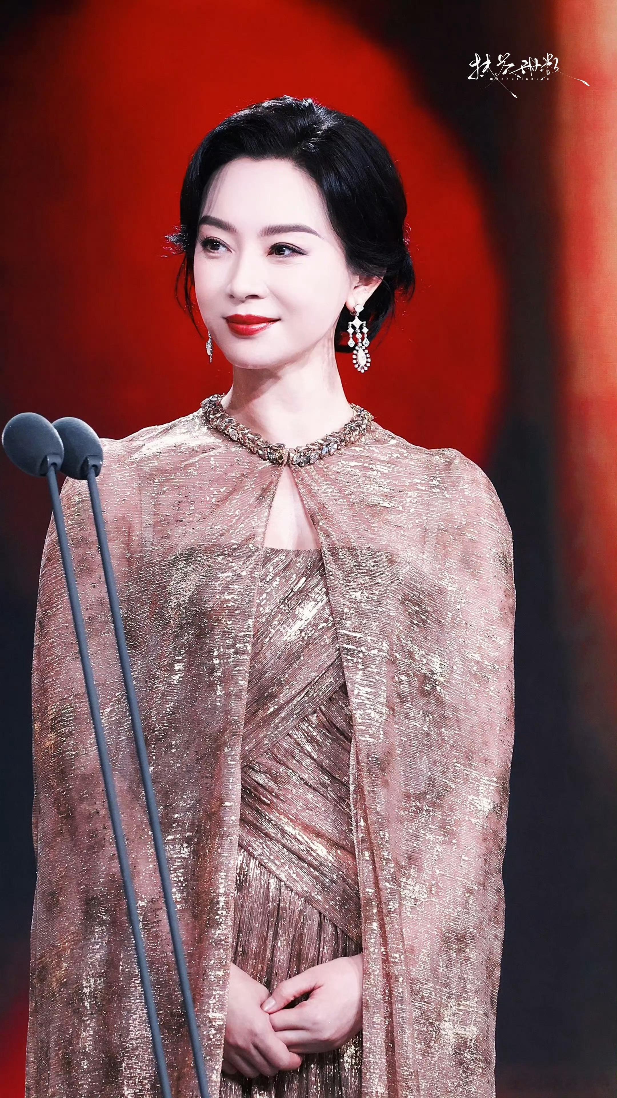 陈数中国影视之夜 全场最亮眼嘉宾必须有陈数！不是岁月从不败美人，而是根本败不动美