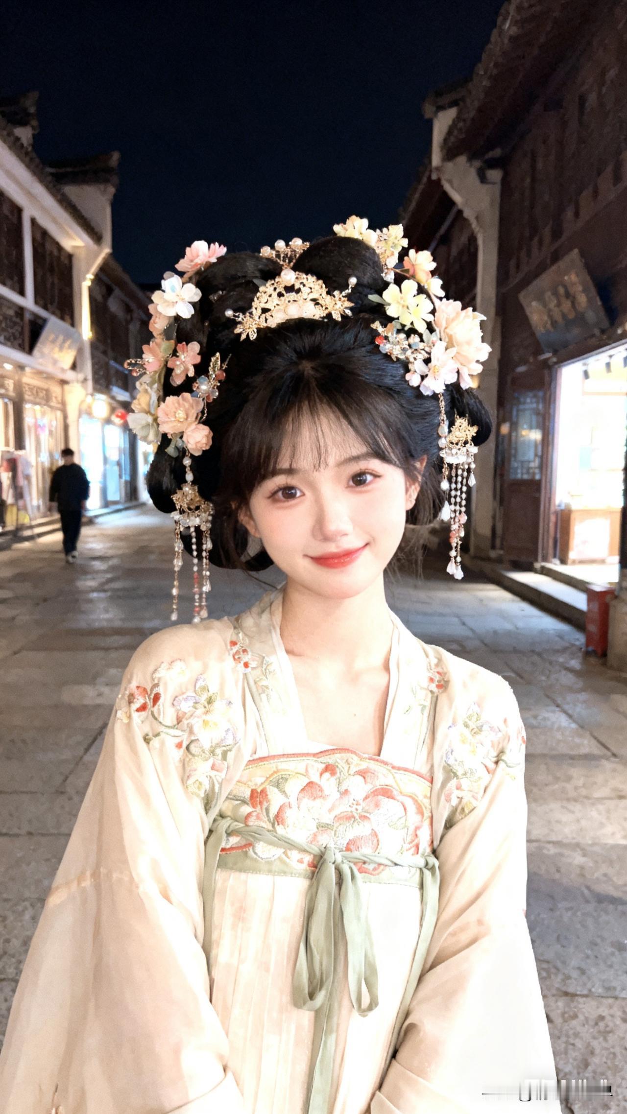 穿越时空的古典美人，花冠与华服相映成趣，梦回古代的浪漫之旅。古典新娘头饰 古典裙