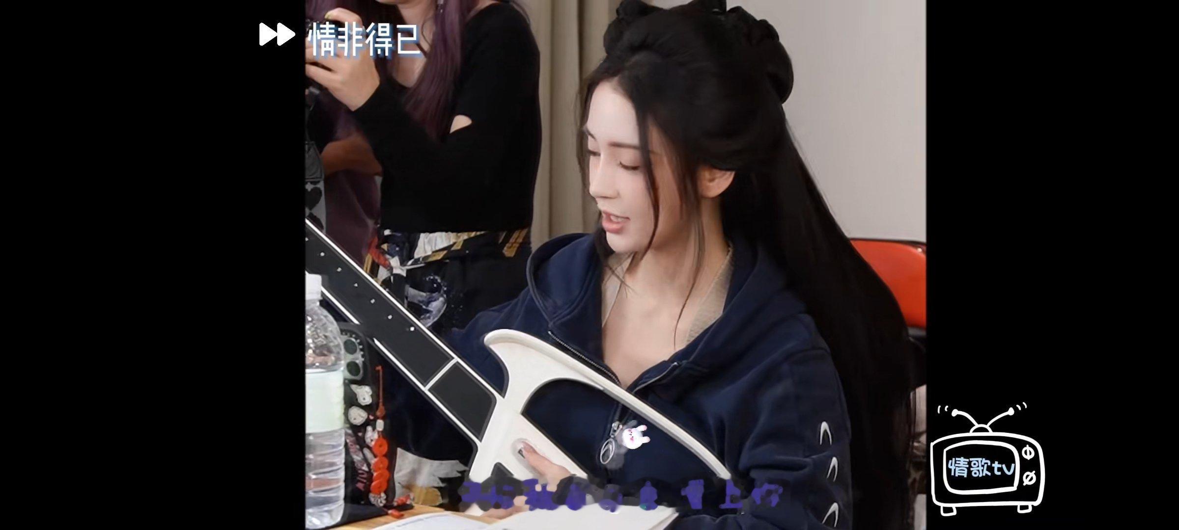 angelababy｜杨颖 认真弹吉他的姐姐 