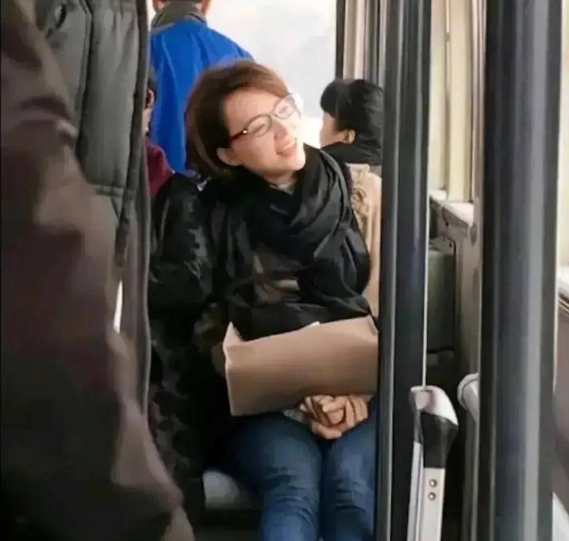 董卿坐公交有这么阳光吗？难得！[呲牙]她真的像人们看到的这么开心，洒脱又自在！内