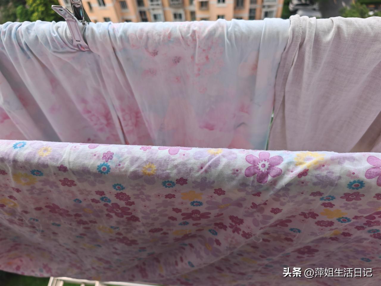 早晨六点就起床了，把昨天晚上洗衣机洗的床单和衣服晾晒好，再把拆的褥子外皮和孙子幼