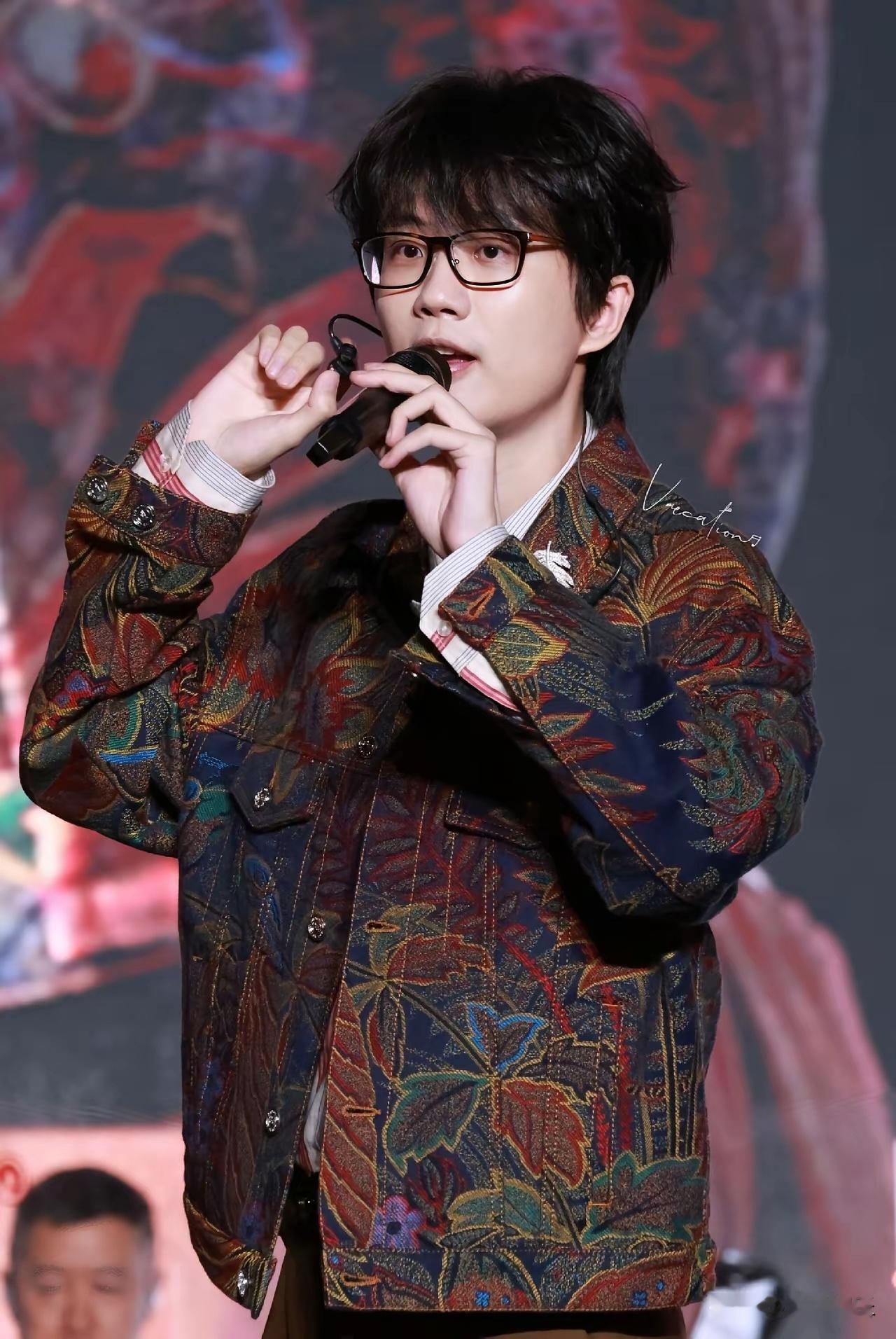 看新闻里说许嵩出道到现在九张专辑将近50首单曲，词曲编曲制作全是他自己一个人弄的