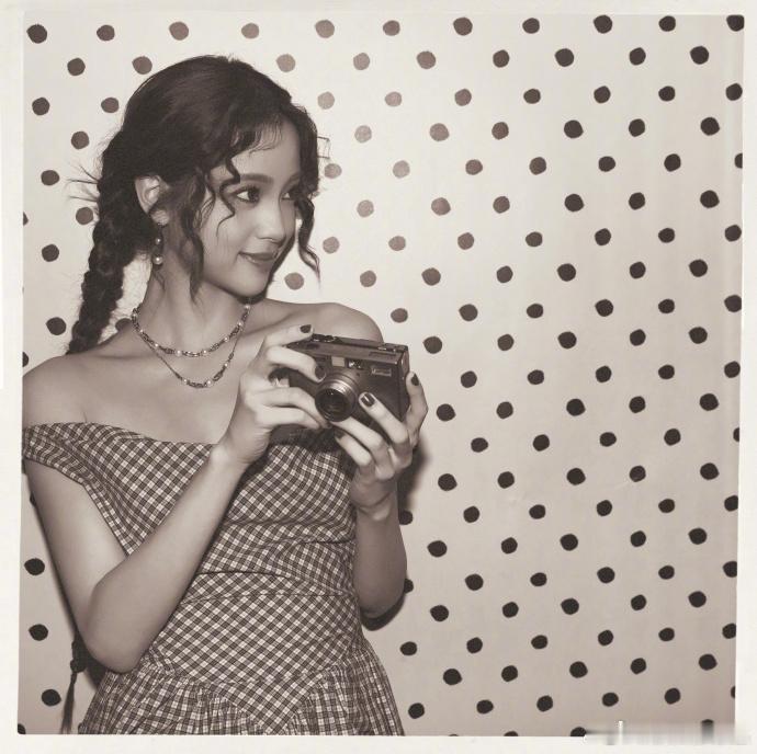 欧阳娜娜 跨年拍照姿势模版 大家速速来感受一下欧阳娜娜跨年拍照姿势模版，真的是每