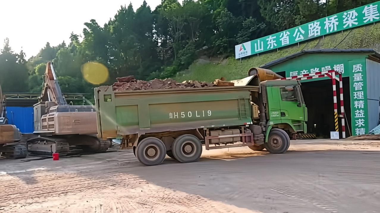 ［简讯］
［阆州隧道建设提速 预计2027年底通车］

连日来，阆中市阆州隧道项