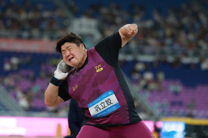 【】 16日晚，在广东奥体中心进行的十五运会女子铅球决赛中，36岁的东京奥运会冠