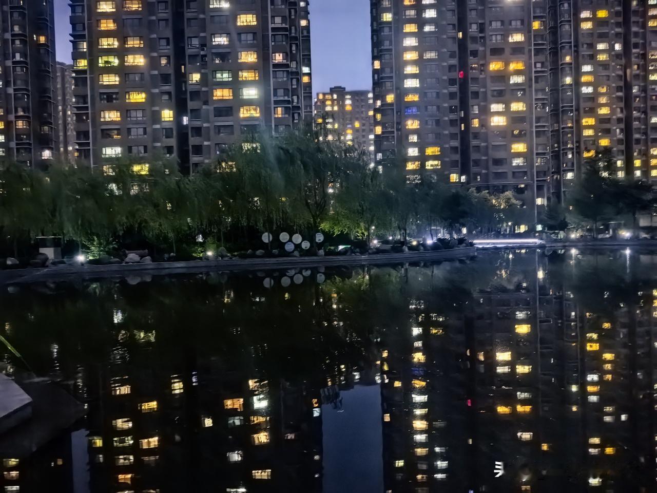 小区晚景
