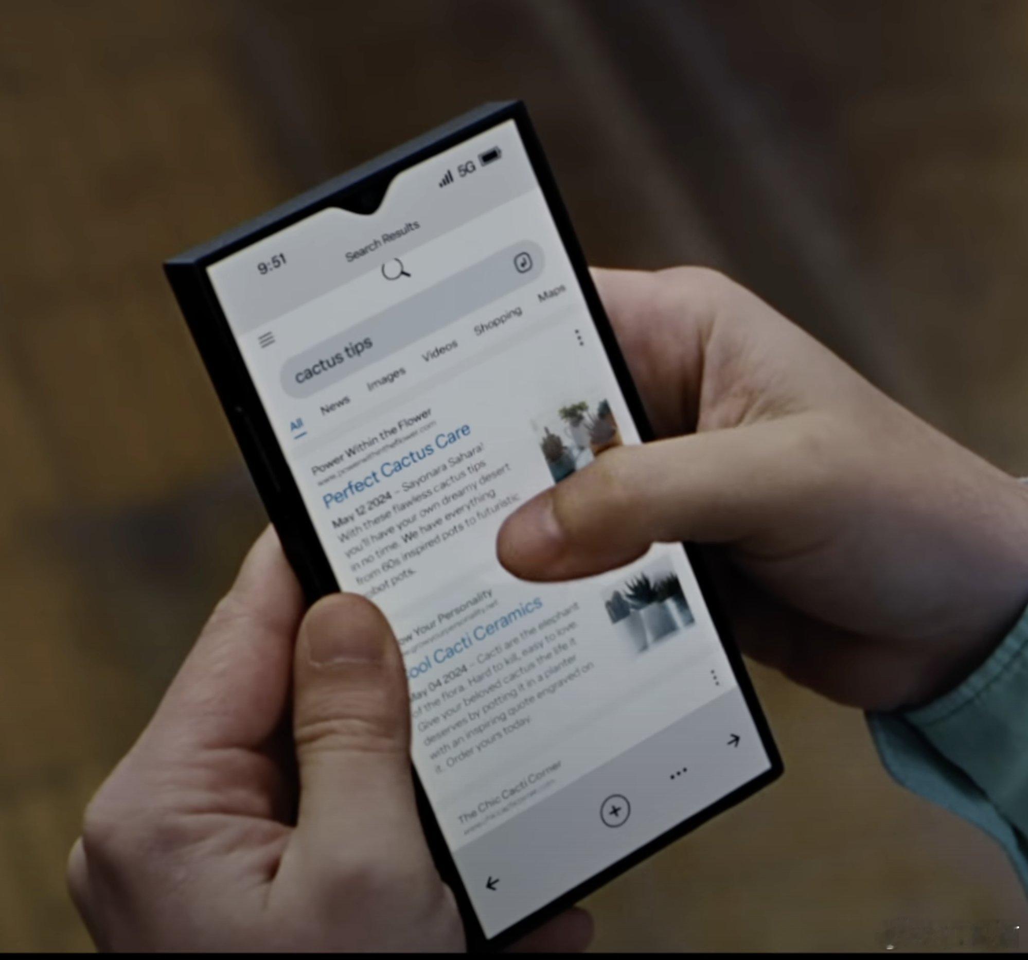 苹果广告片中出现的Android手机，平直、方正、厚重犹如砖头，屏幕顶部还有个水