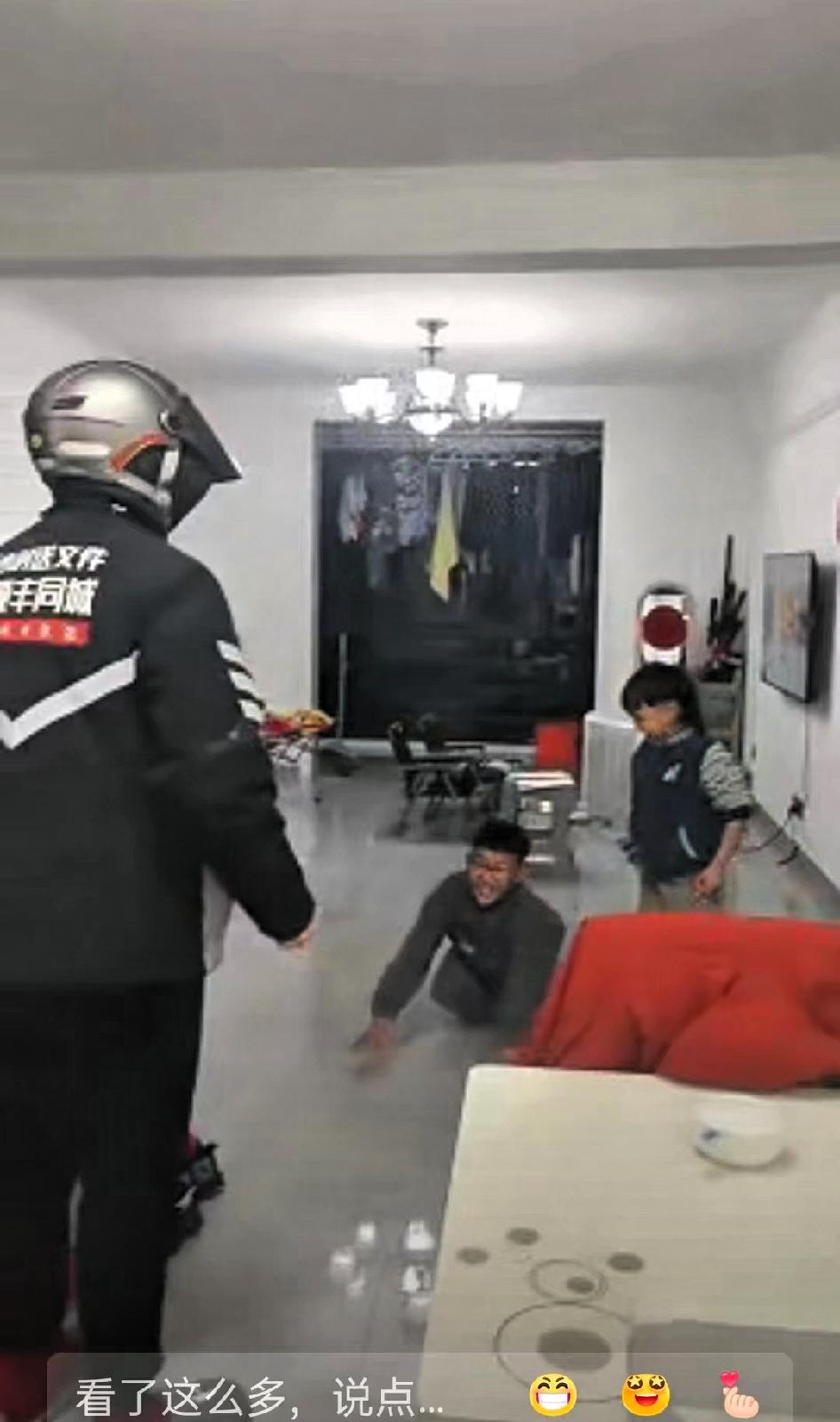 看哭了！近日安徽，爸爸熬夜送快递到凌晨两点，当拿着为老婆孩子买的零食回到家时，原