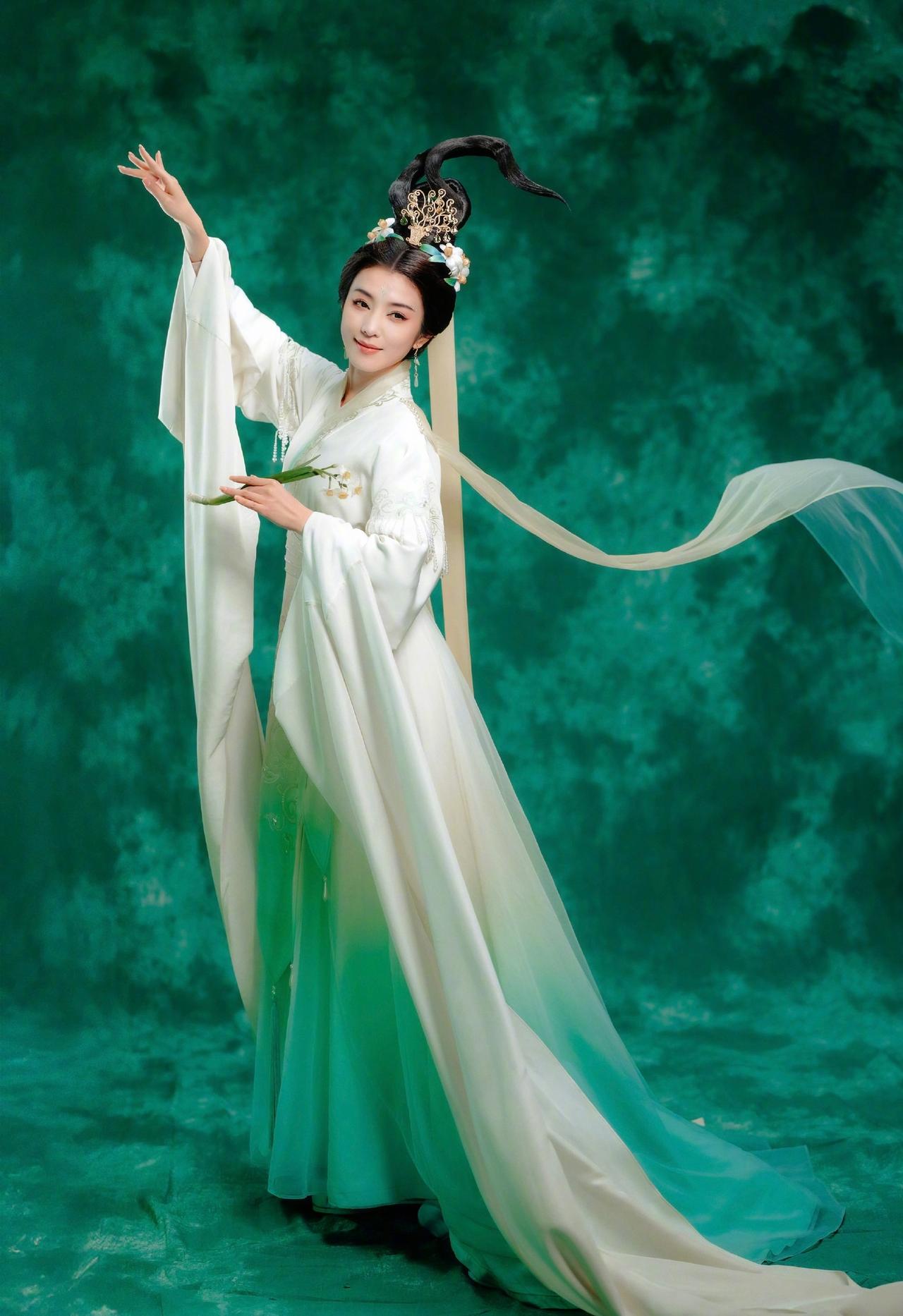 春晚惊现仙宫神女！李云霄水仙造型封神，《镖人》燕子娘更显反差魅力
 
2026年