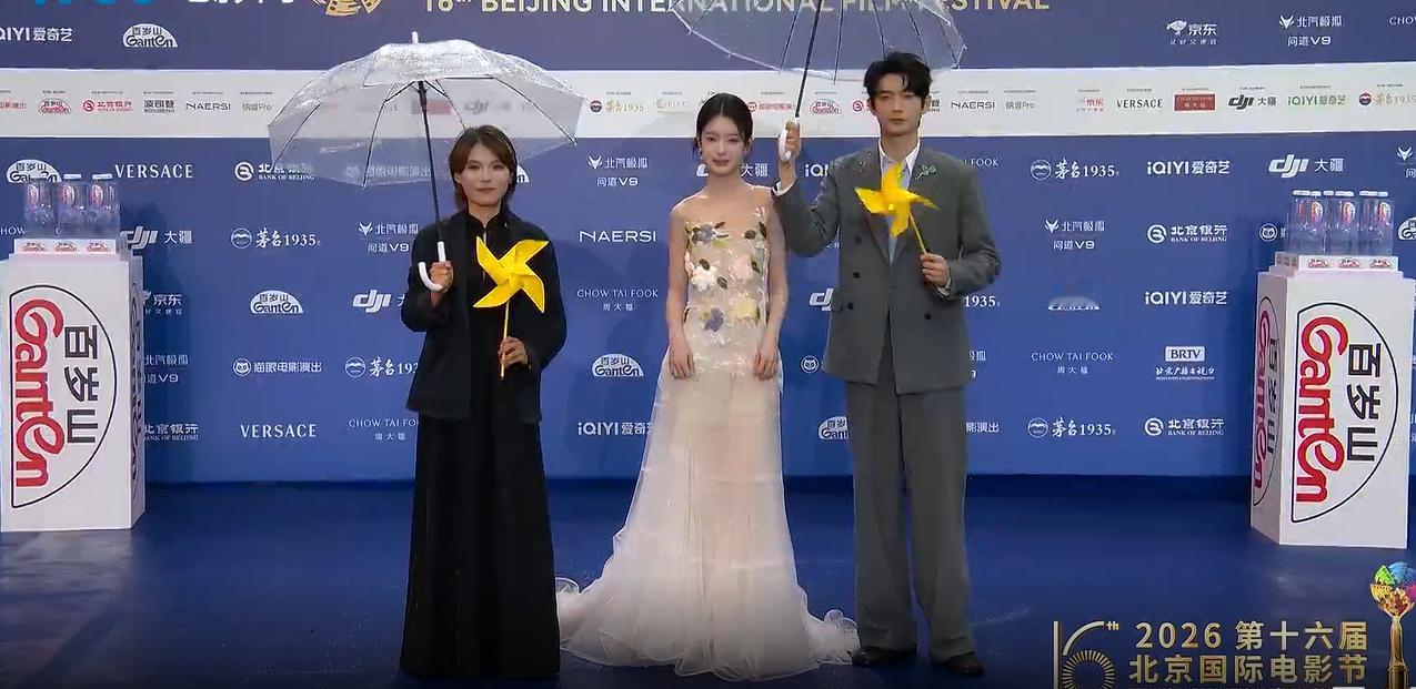 电影偷偷藏不住暑期上映北京国际电影节《电影偷偷藏不住》主演朱珞宁周皓崎走上红毯，