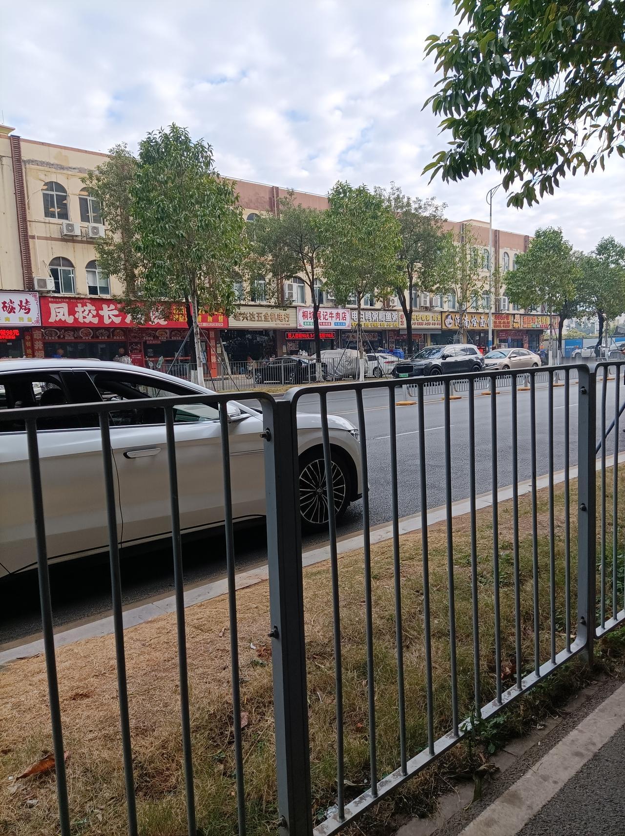 一张图证明今天很冷今天深圳不太冷，但是路上的行人也很少，冬天大家都不怎么出门了！