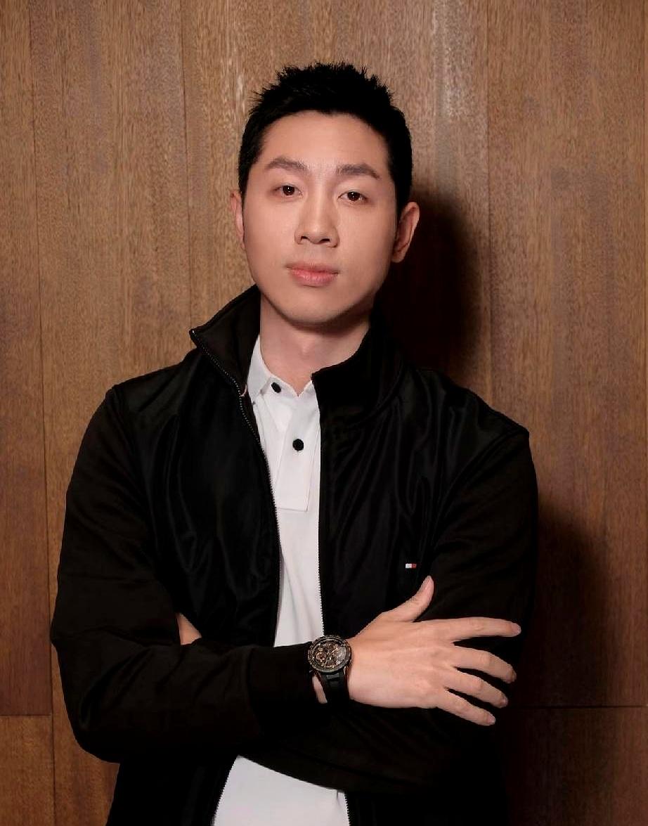 “名字里装着父母的期待”。
当主持人抛出“为何叫许昕”时，他笑着说，母亲本想让他
