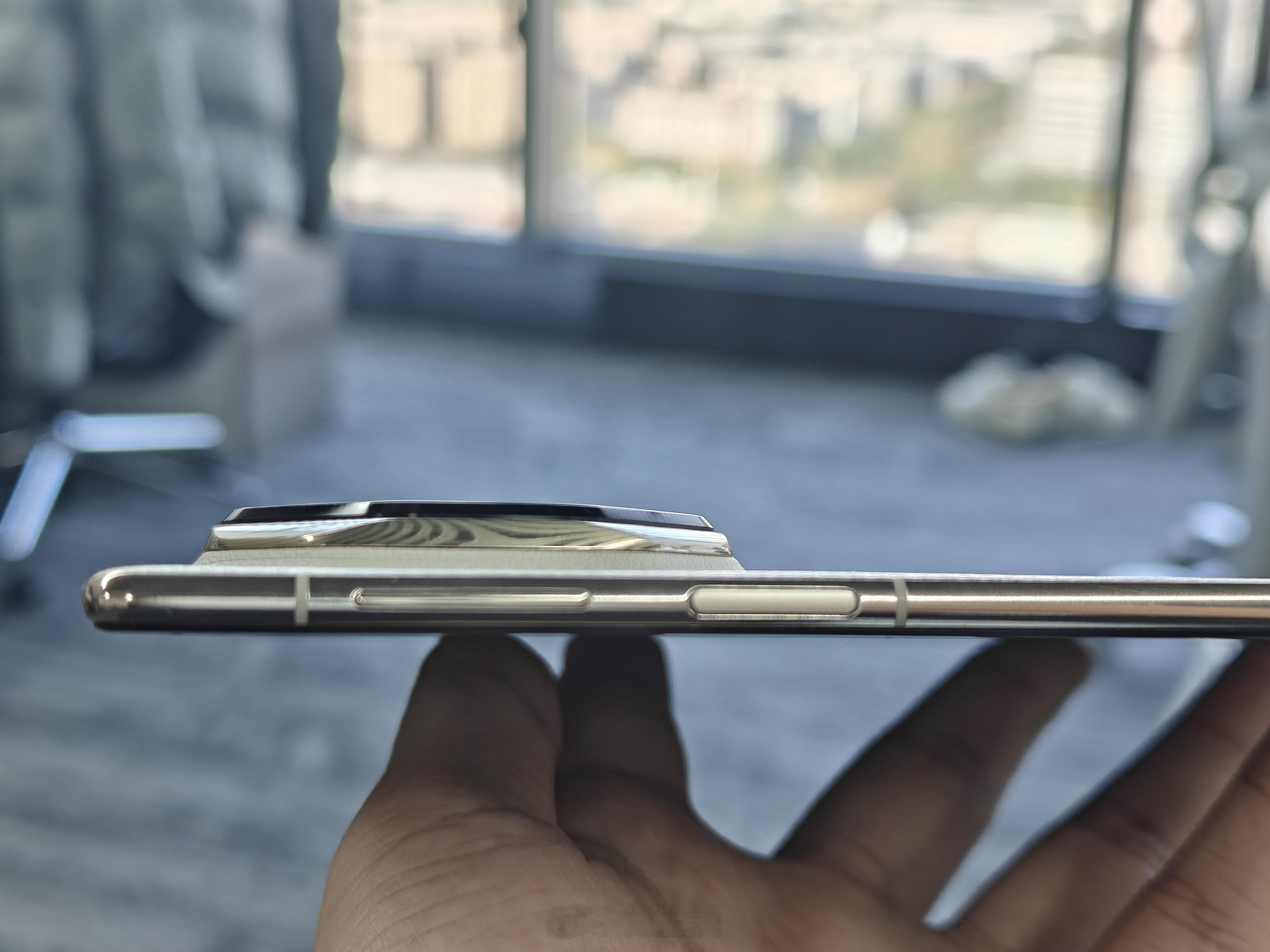 国内厂商如果做超薄手机的话，影像再堆料就避免不了摄像头模组的突出甚至超过机身的厚