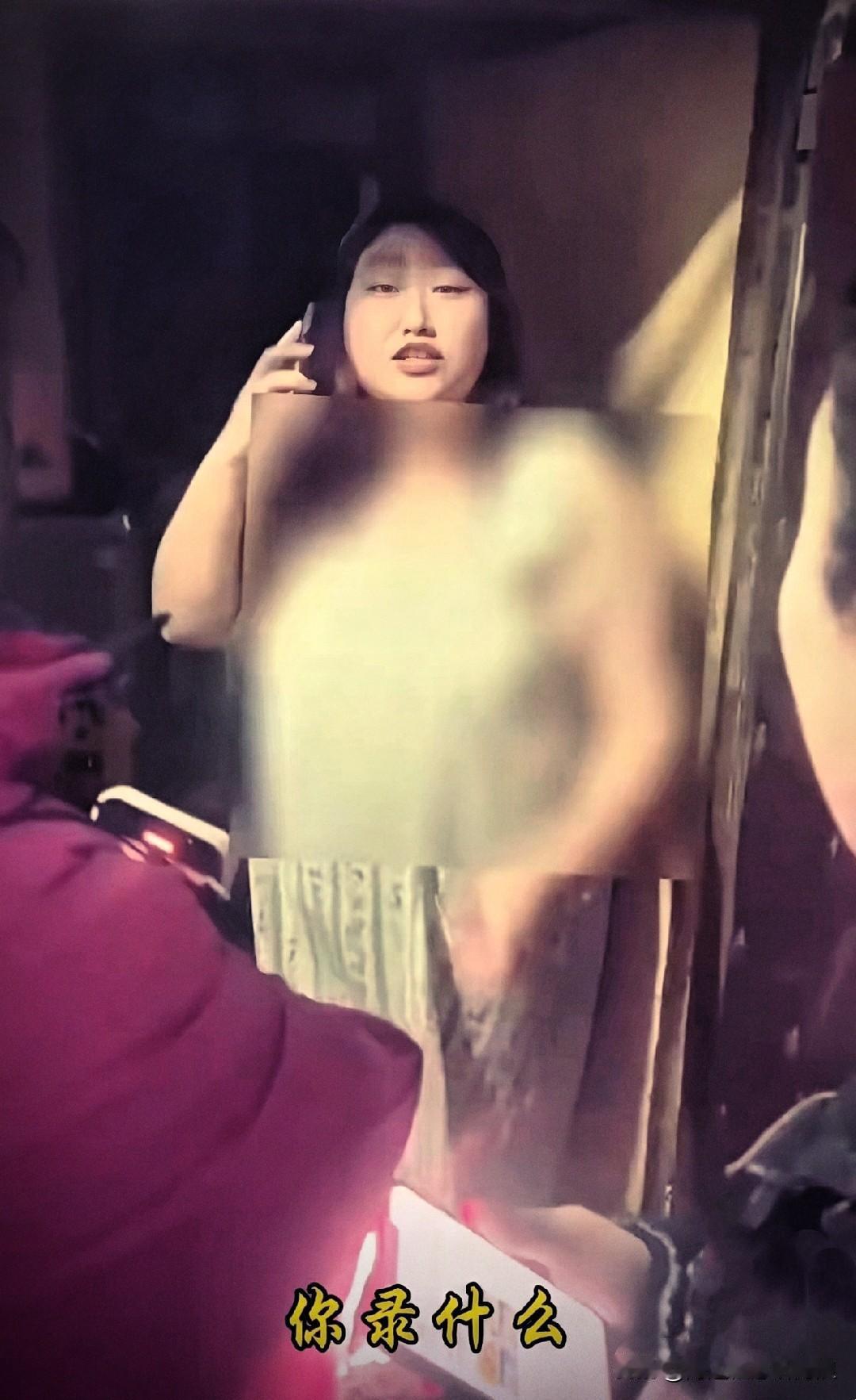 真是活久见！吃个榴莲还能把“精神吃坏了”？

一女的在平台下单买榴莲，连皮带肉啃